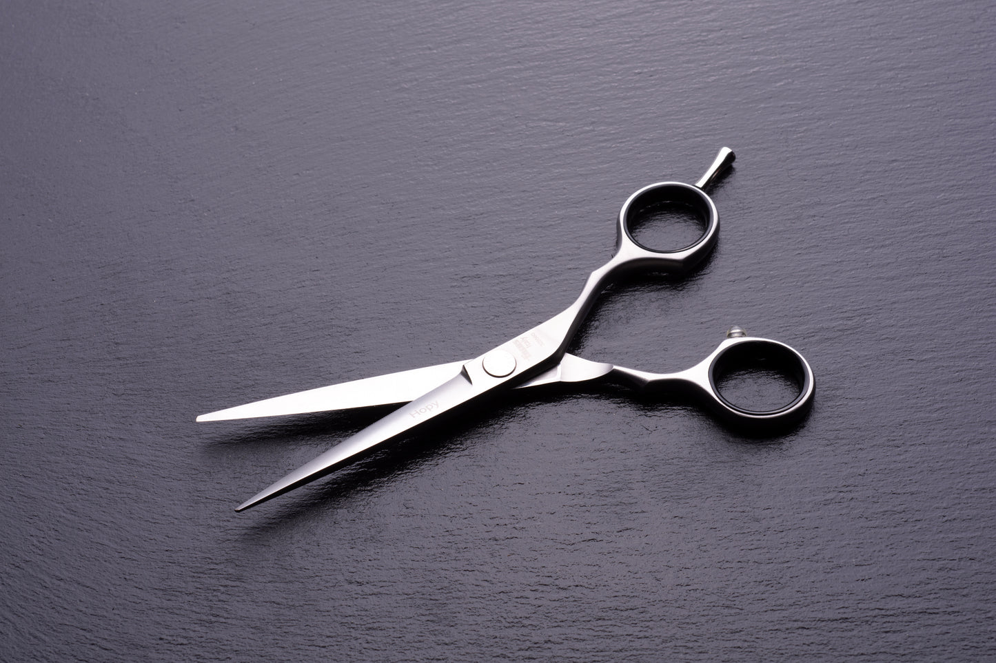 Dettaglio lama microdentata forbice Hopy - tecnologia professionale per parrucchieri