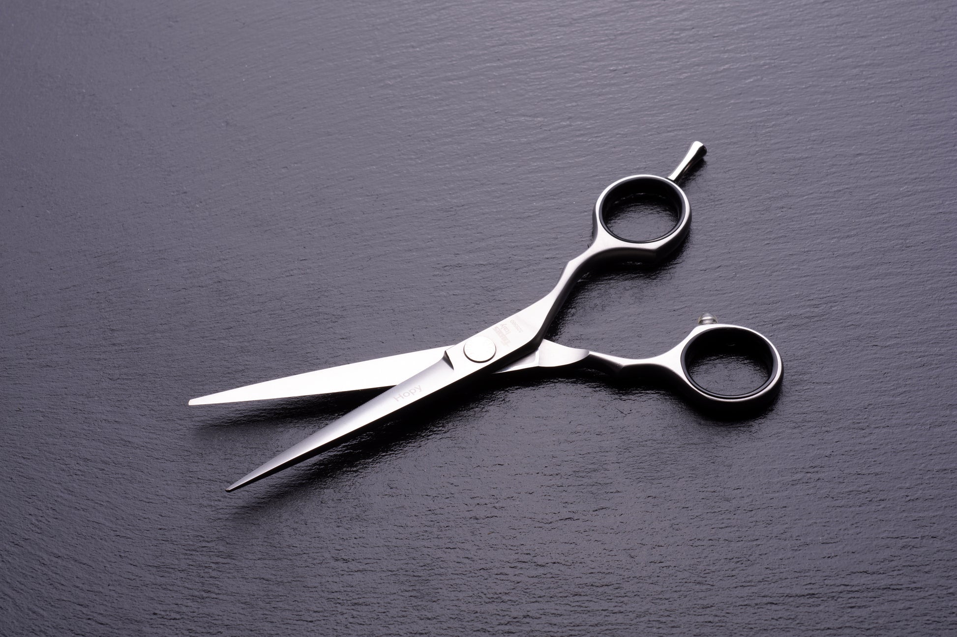 Dettaglio lama microdentata forbice Hopy - tecnologia professionale per parrucchieri